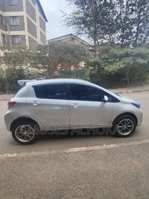Toyota Vitz 2011 Silver