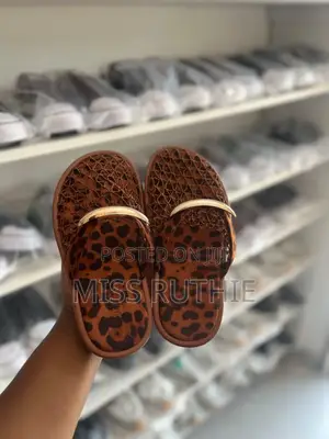 Golden Claws Leopard Mesh Slide