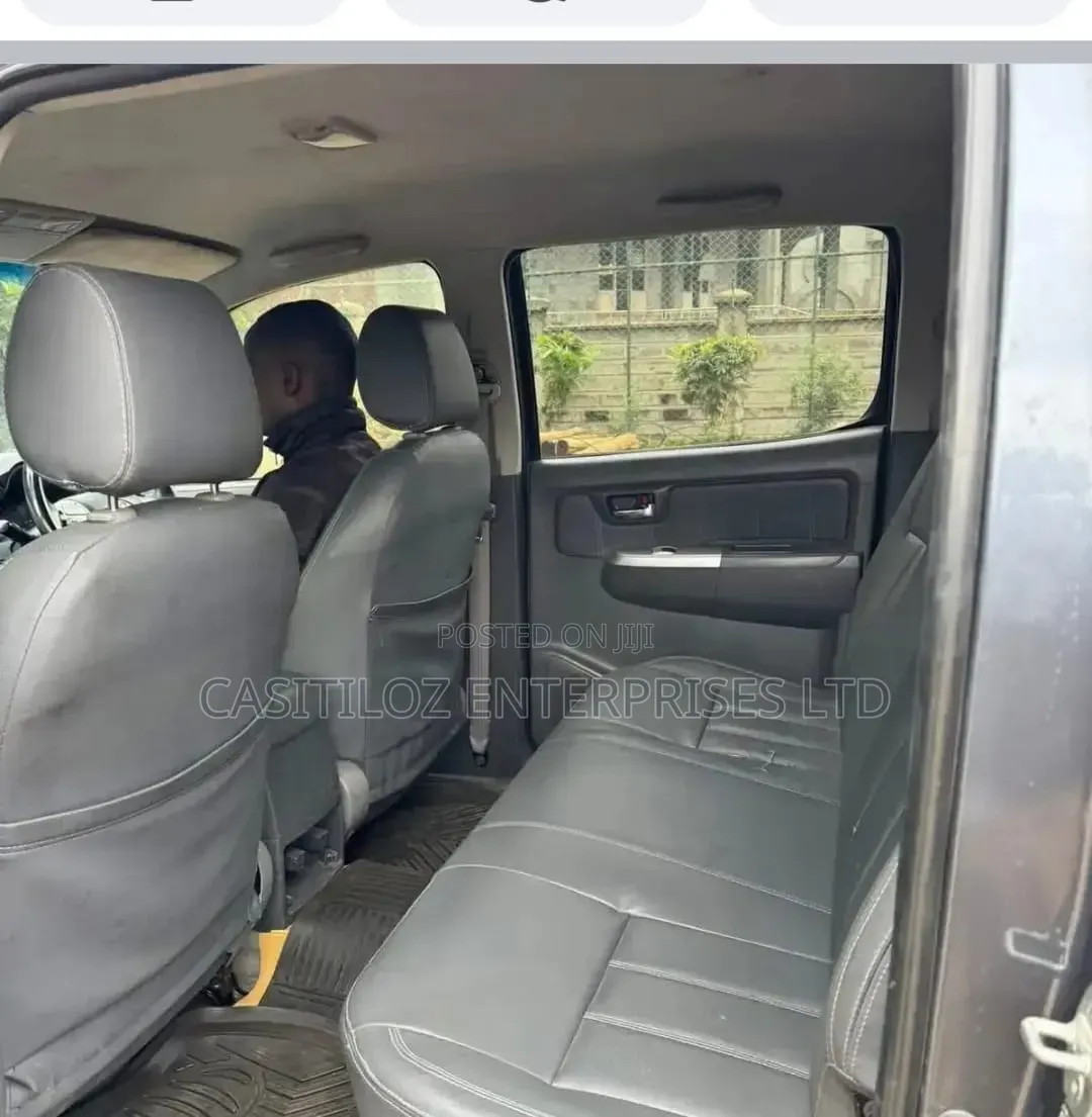 Toyota Hilux 2013 Gray