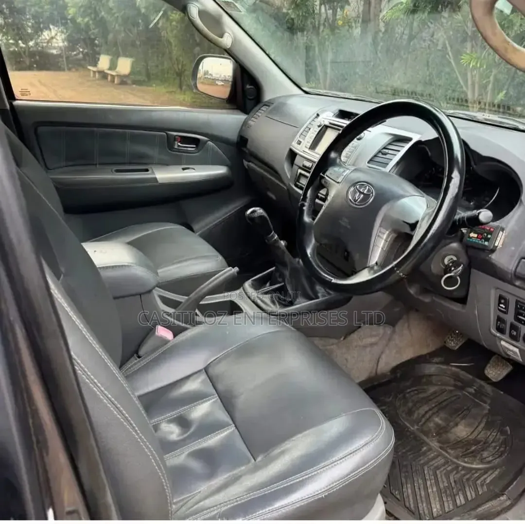 Toyota Hilux 2013 Gray