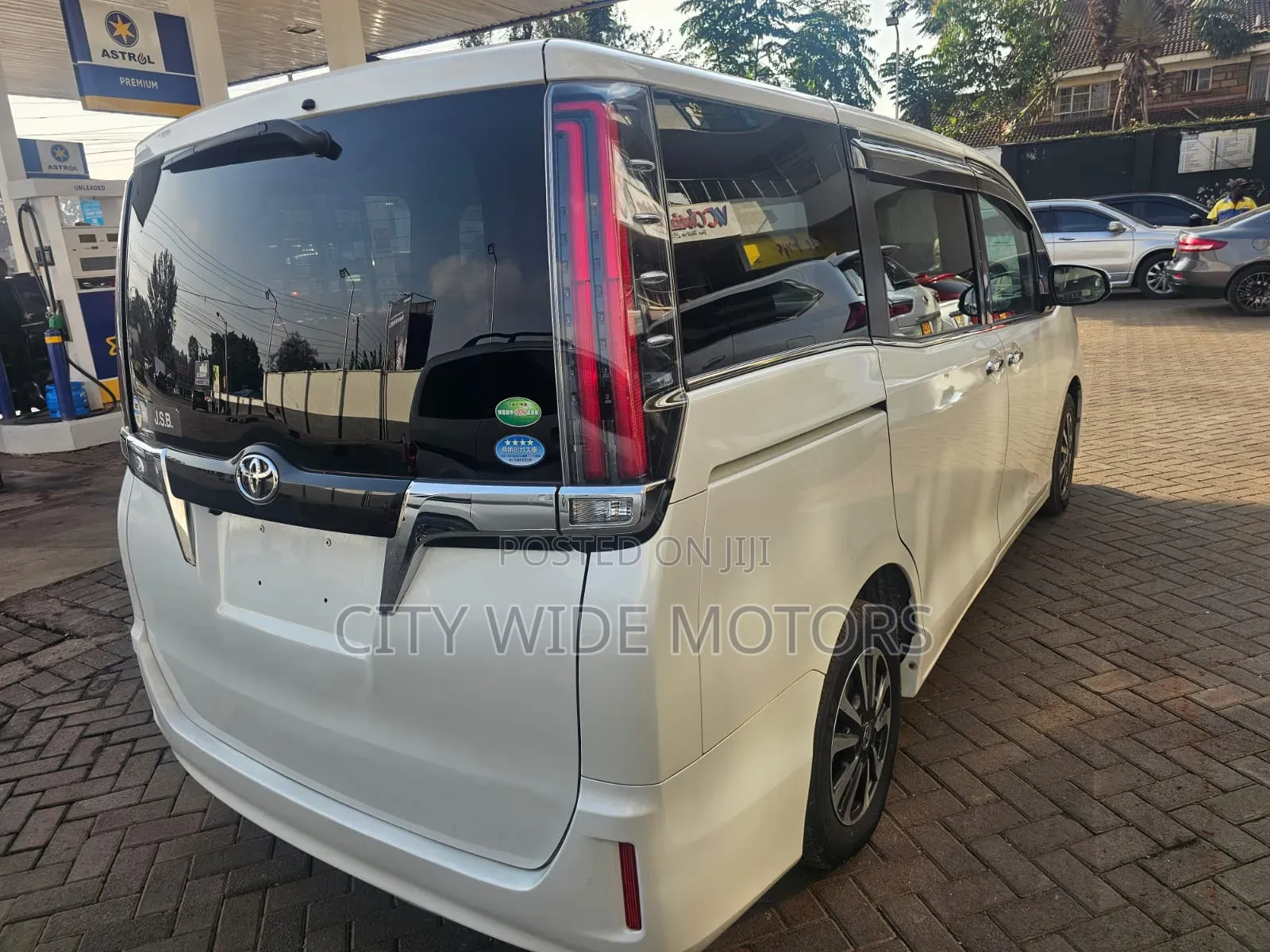 Toyota Esquire 2018 White