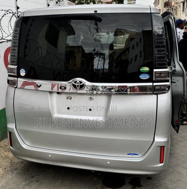 Toyota Voxy 2020 Silver - thumbnail 3