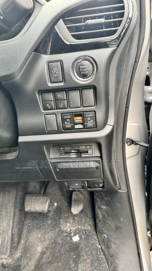 Toyota Voxy 2020 Silver - thumbnail 8