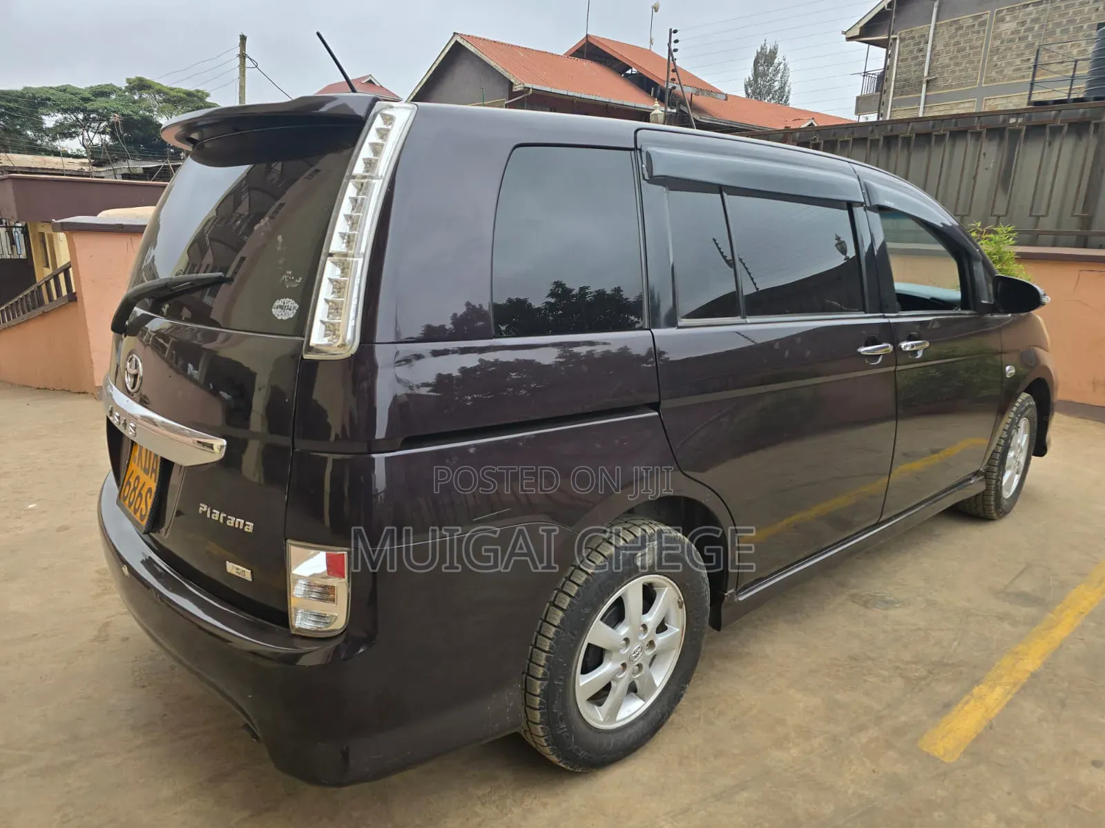 Toyota ISIS 2012 Maroon