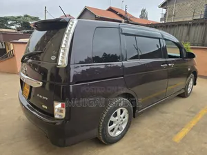 Toyota ISIS 2012 Maroon