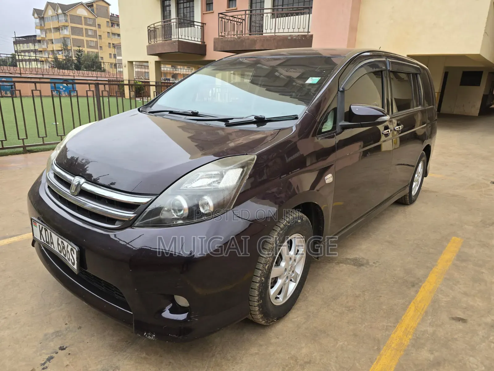 Toyota ISIS 2012 Maroon