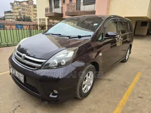 Toyota ISIS 2012 Maroon