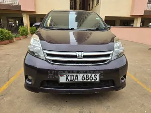 Toyota ISIS 2012 Maroon