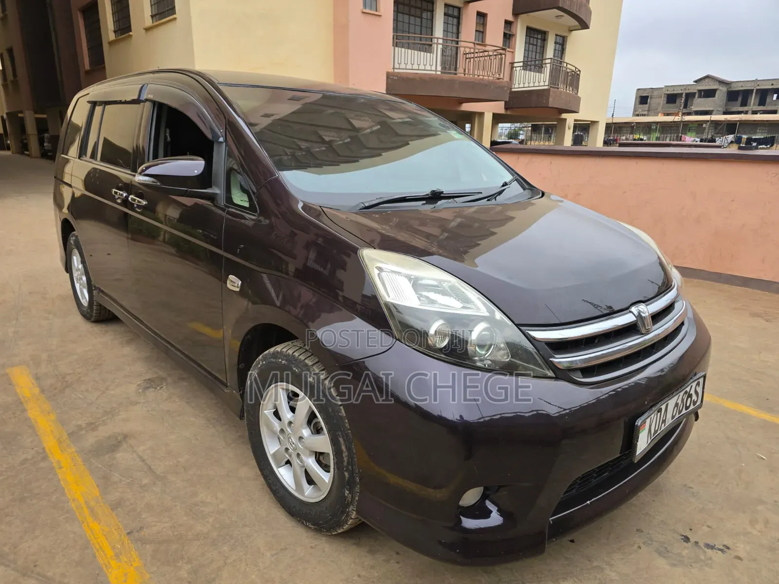Toyota ISIS 2012 Maroon