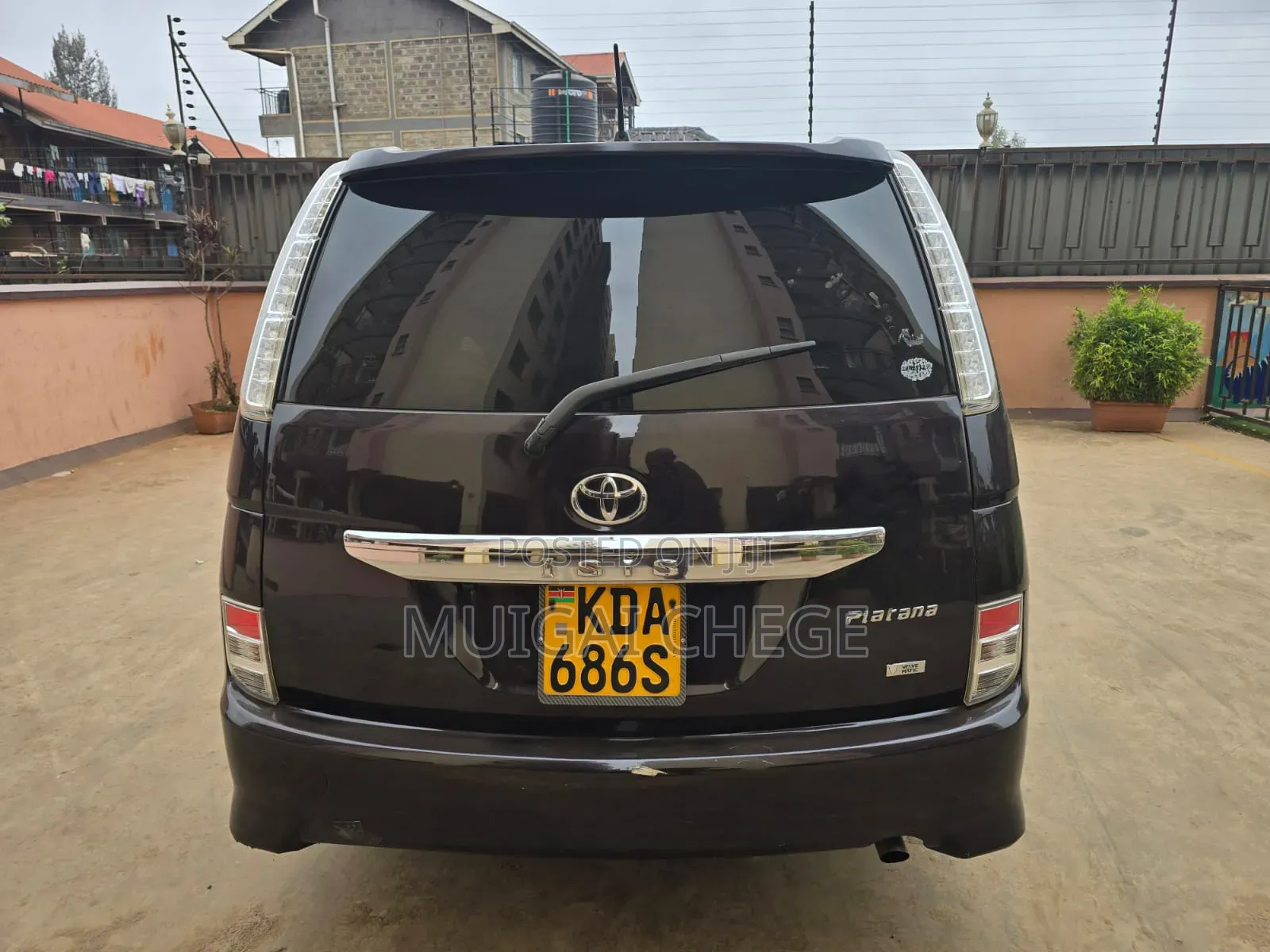 Toyota ISIS 2012 Maroon