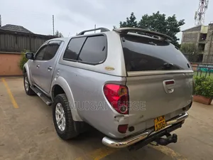 Mitsubishi L200 2013 Silver
