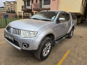Mitsubishi L200 2013 Silver