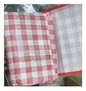 *Waterproof Outdoor Picnic MatColours: Green and Red Size:150*200cm