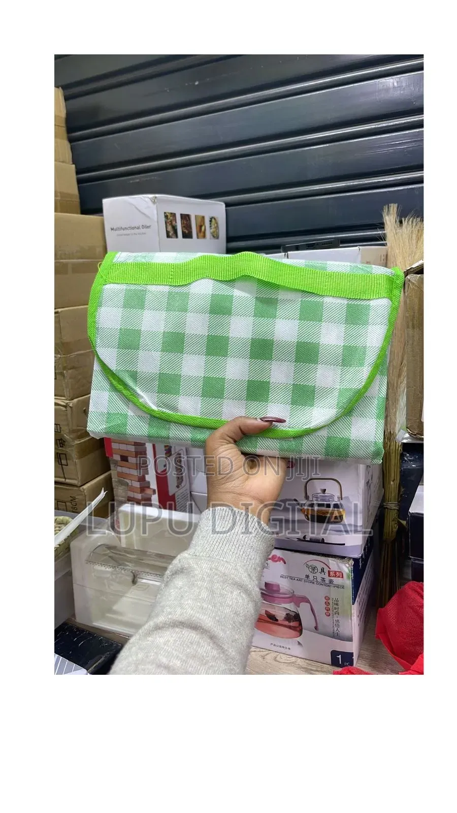 *Waterproof Outdoor Picnic MatColours: Green and Red Size:150*200cm