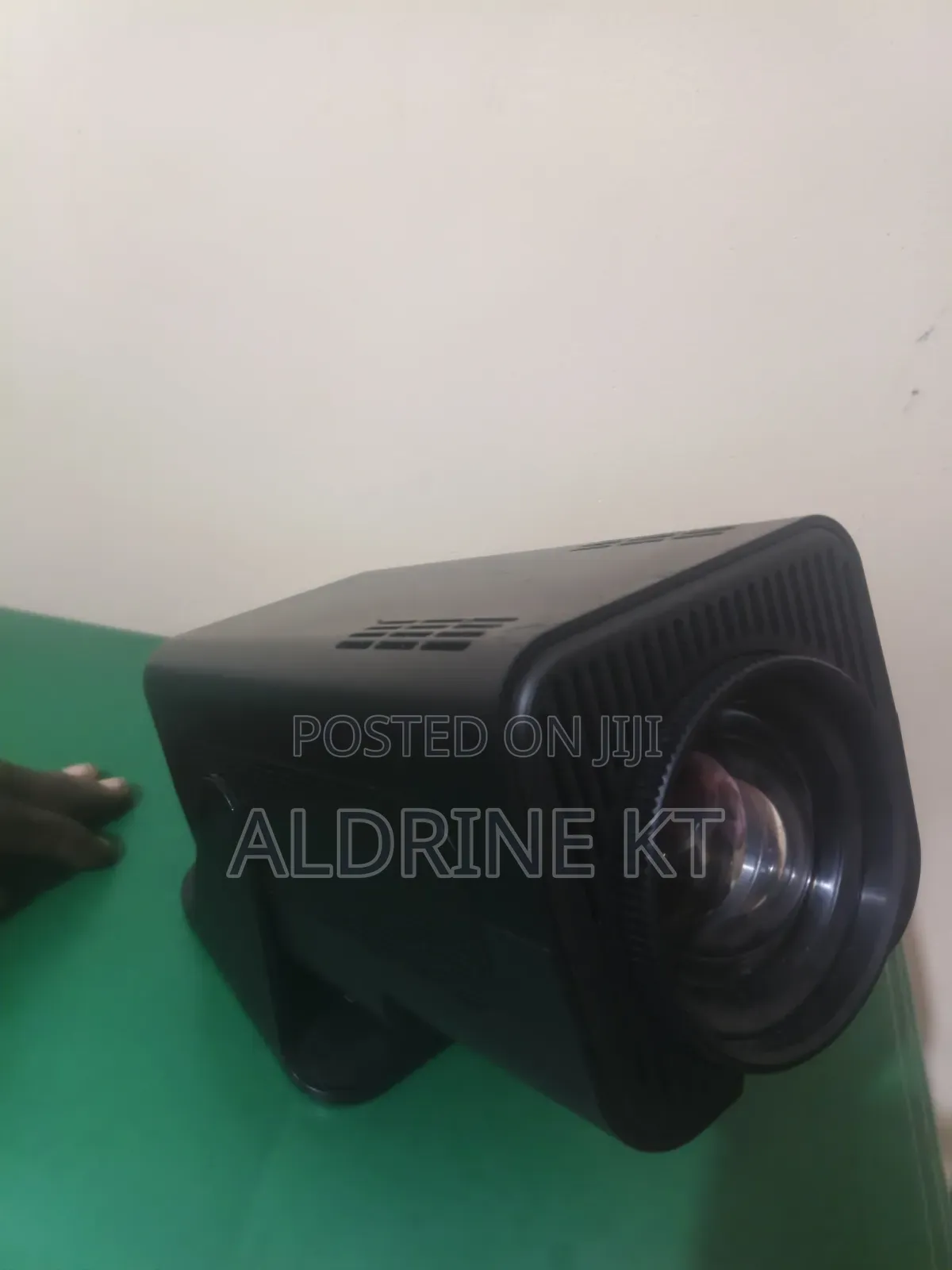 HY320 Smart Projector Comes With 2 Controllers Internal Storage