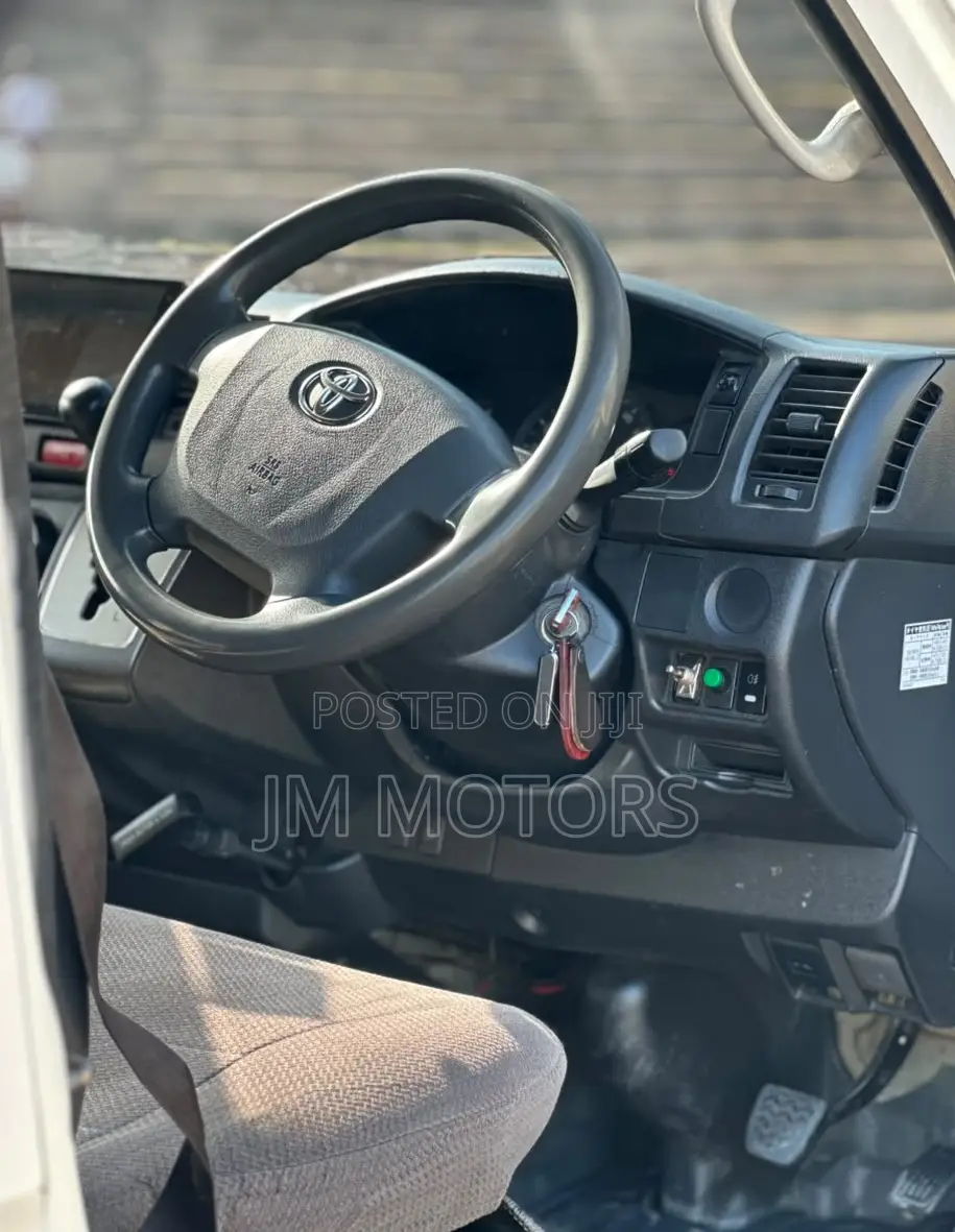 Toyota HiAce 2016 White