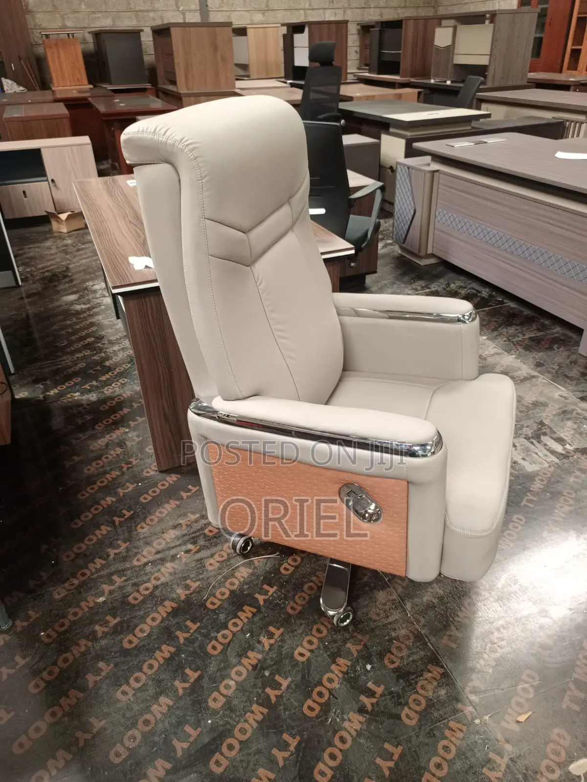 Office Chair : Executive Upholstered Ergonomic Office Chair