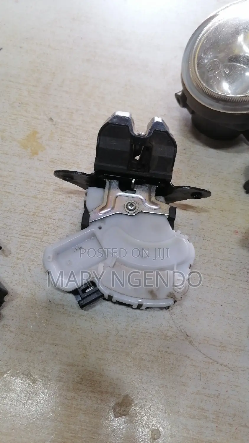 Mazda Demio Bootlock