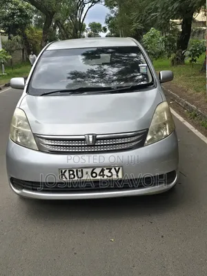 Toyota ISIS 2009 Silver