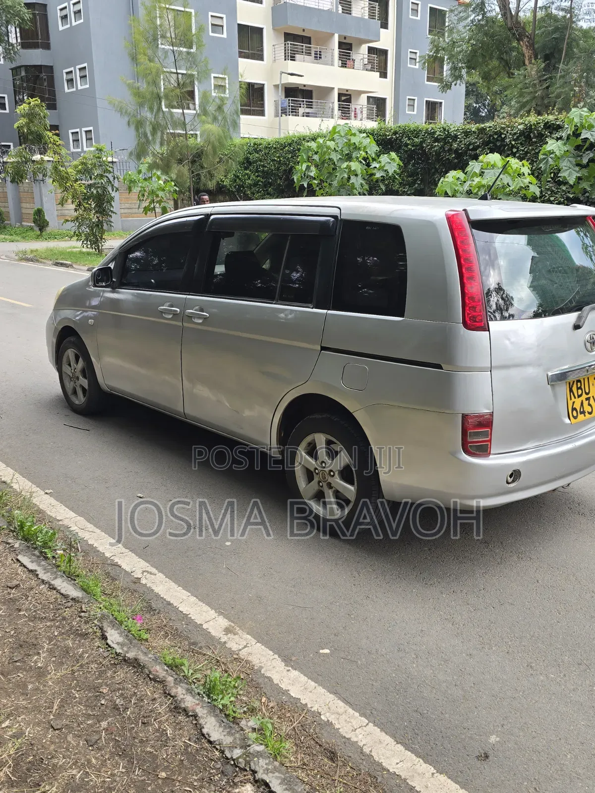 Toyota ISIS 2009 Silver