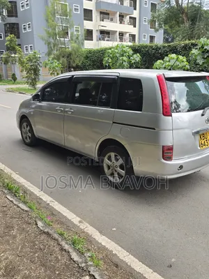 Toyota ISIS 2009 Silver