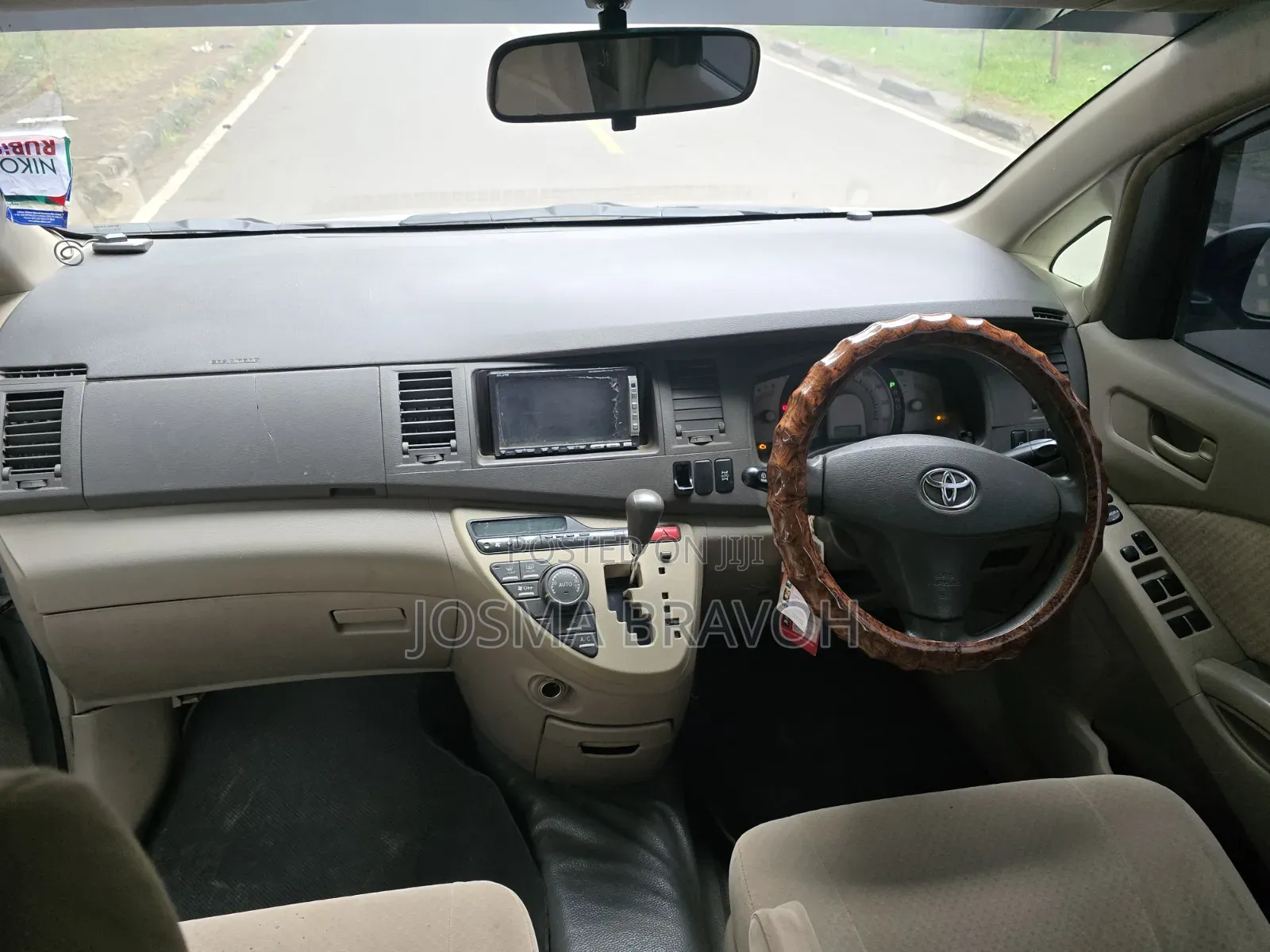 Toyota ISIS 2009 Silver