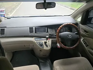 Toyota ISIS 2009 Silver
