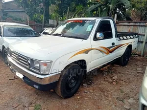 Toyota Hilux 1999 White