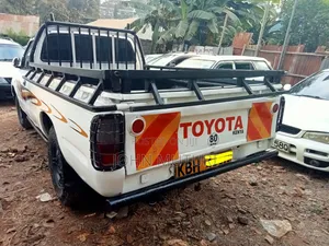 Toyota Hilux 1999 White