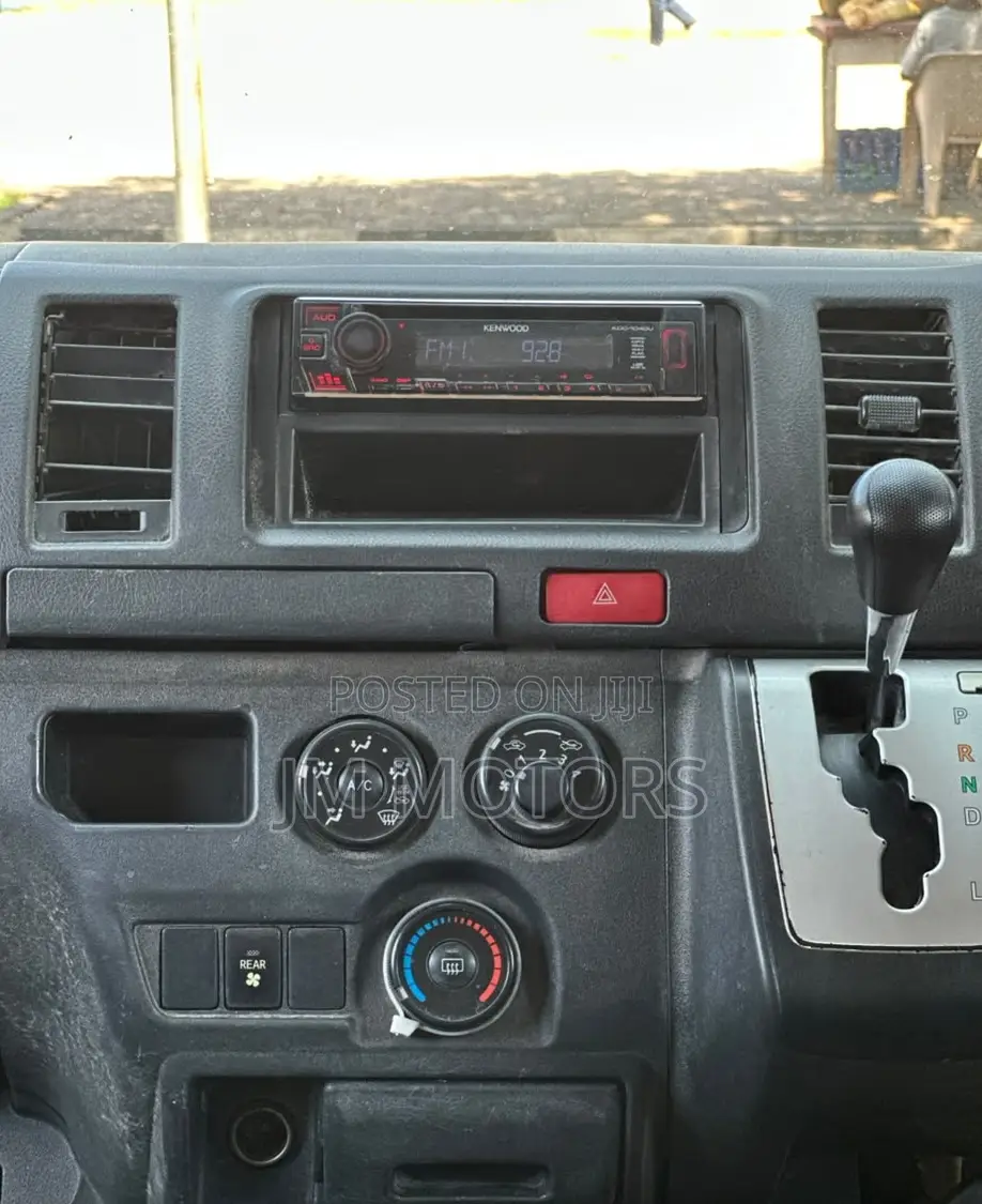 Toyota HiAce 2014 Silver