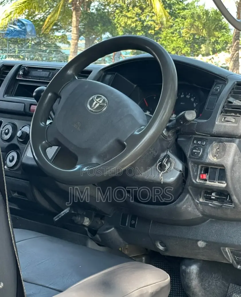 Toyota HiAce 2014 Silver