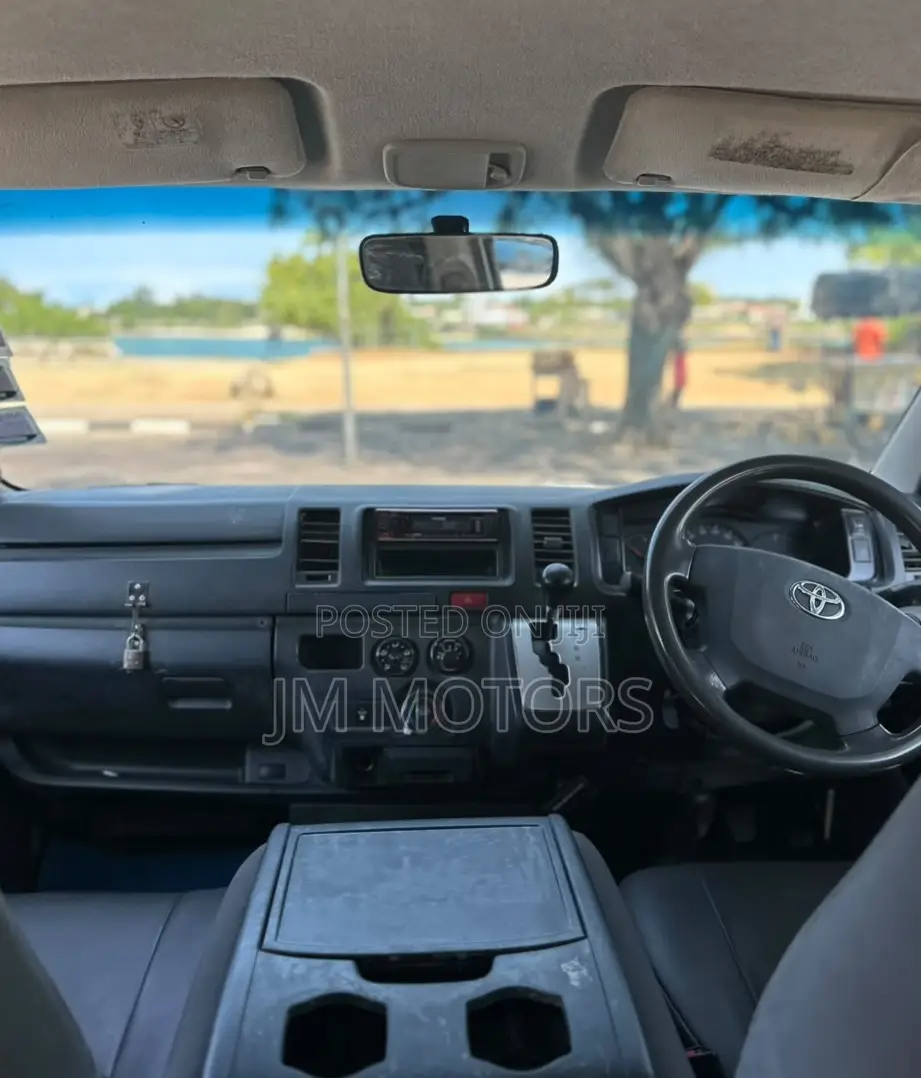 Toyota HiAce 2014 Silver