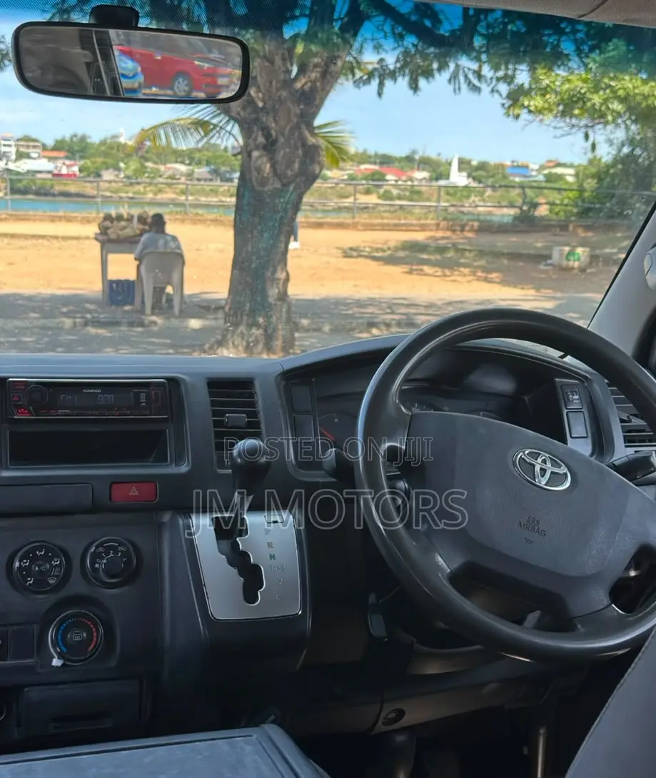 Toyota HiAce 2014 Silver