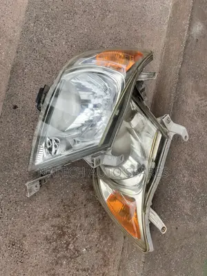 Toyota Hilux Headlight (2006)