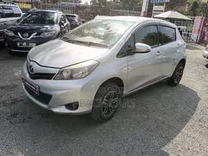 Toyota Vitz 2013 Silver