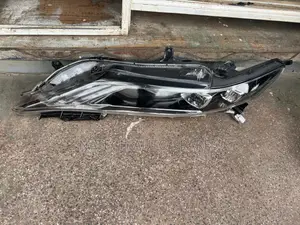 Toyota Harrier Headlight (48-147)