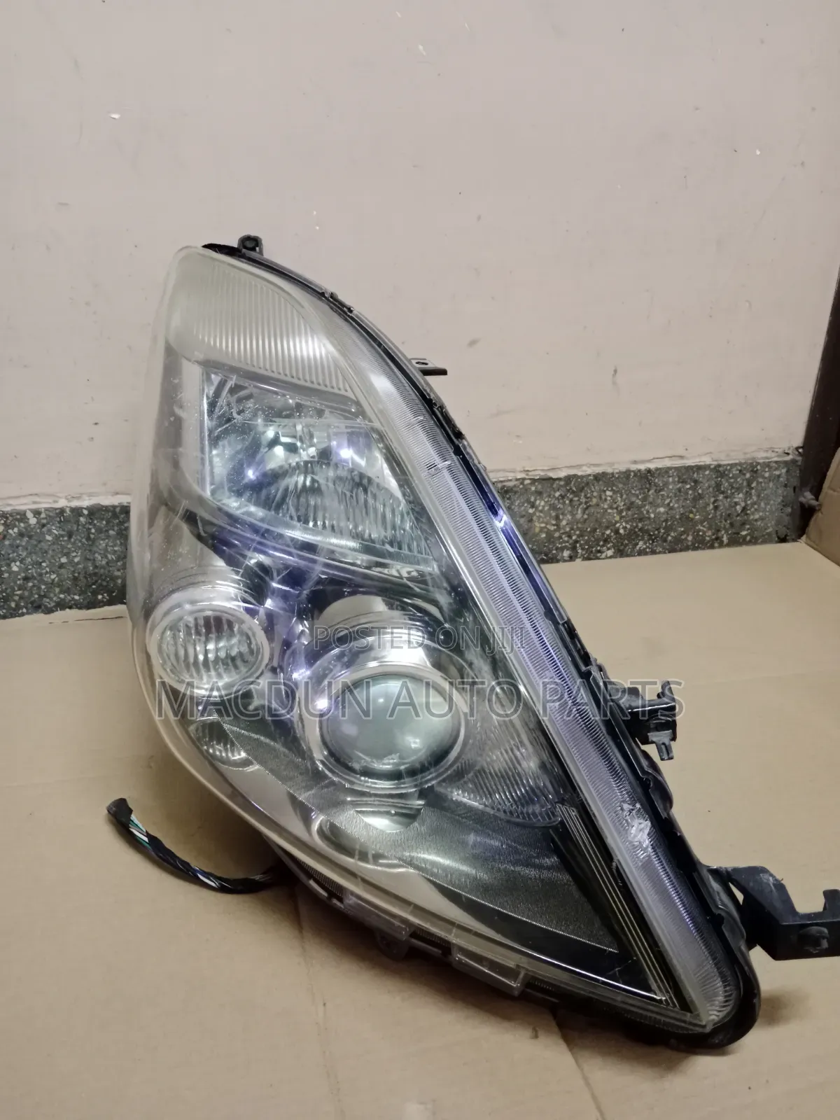 Toyota Isis 2012 Xenon Headlight