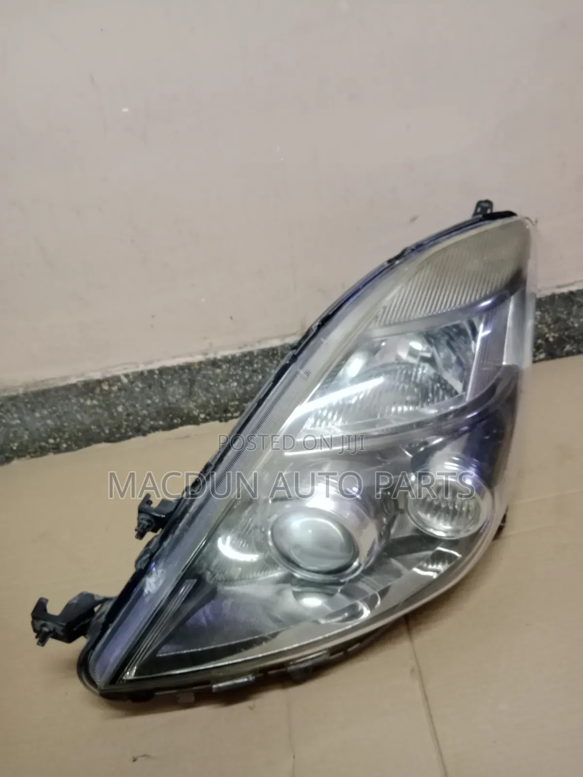 Toyota Isis 2012 Xenon Headlight