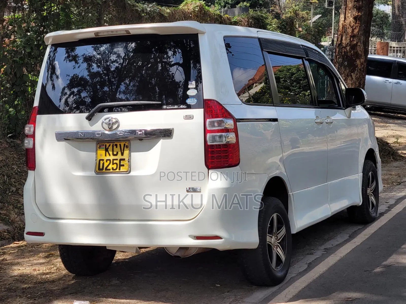 Toyota Noah 2012 White
