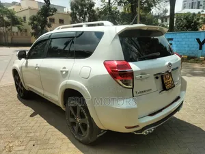 Toyota Vanguard 2011 White