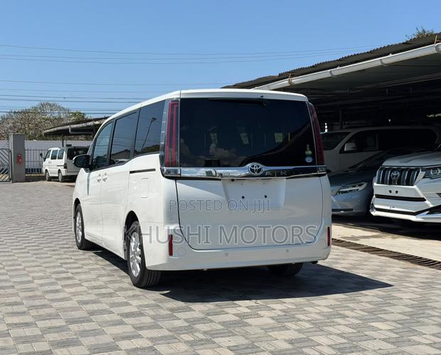 Toyota Noah 2019 White - thumbnail 4