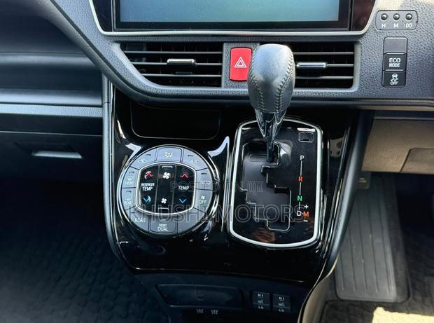 Toyota Noah 2019 White - thumbnail 9