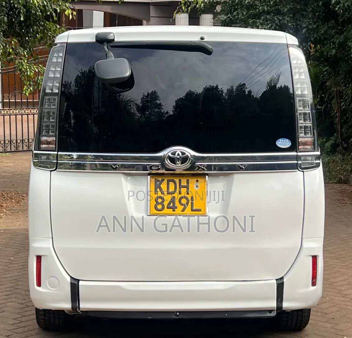 Toyota Voxy 2016 Pearl