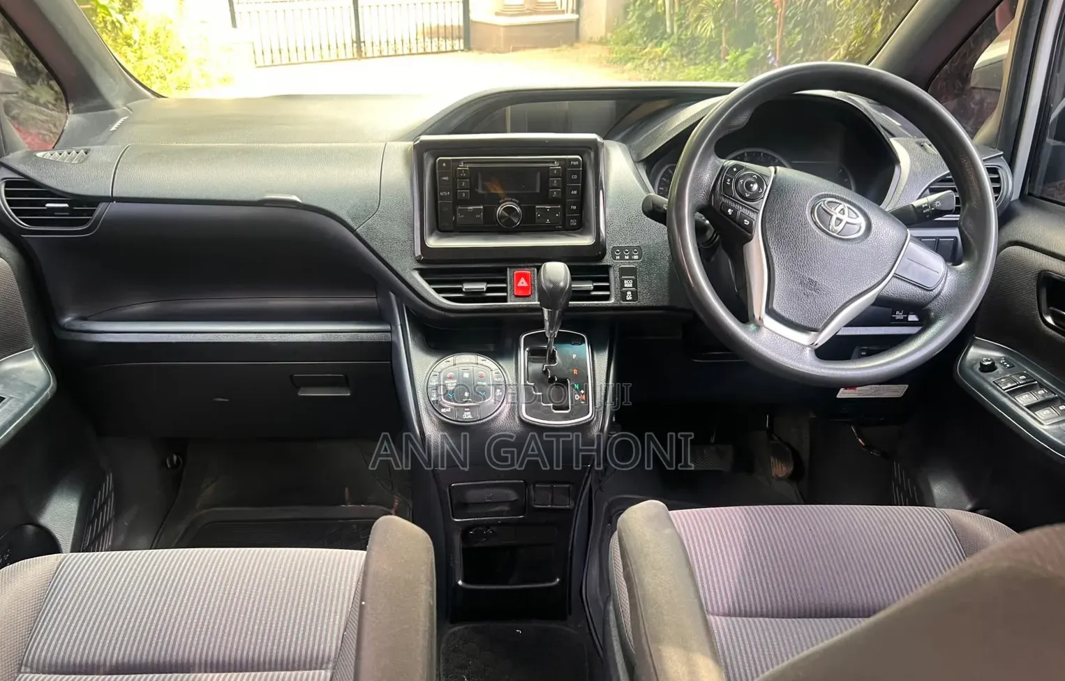 Toyota Voxy 2016 Pearl