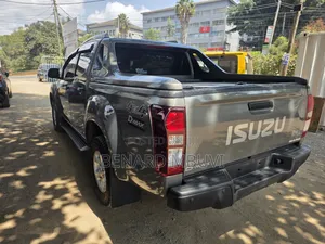 Isuzu D-MAX 2023 Gray