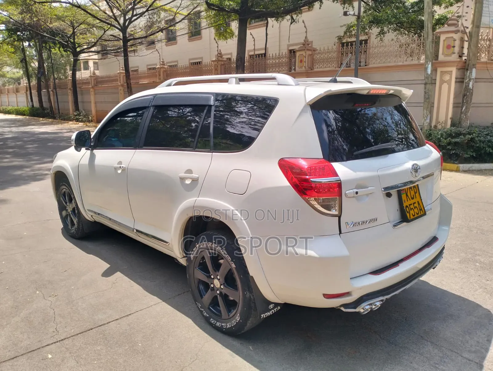 Toyota Vanguard 2010 White