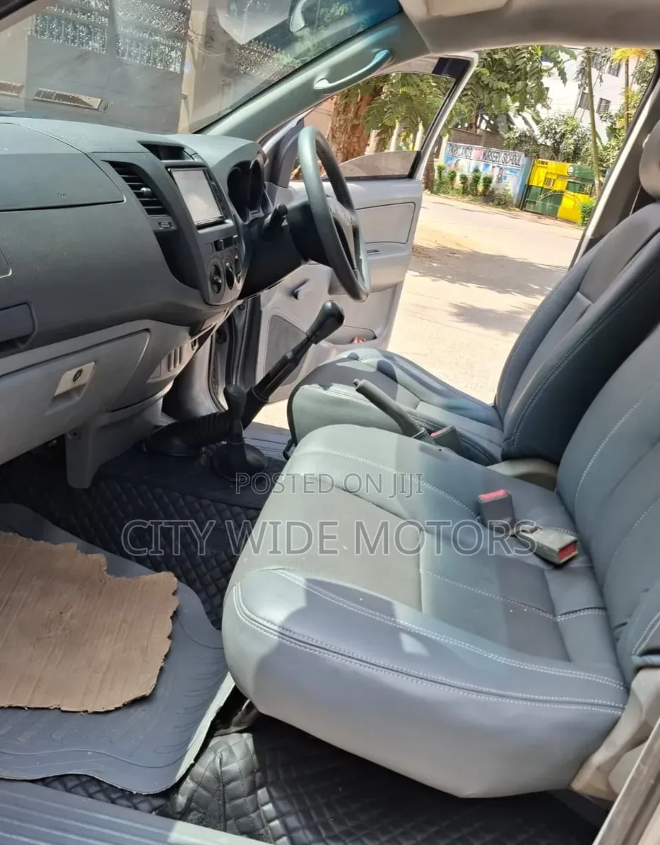 Toyota Hilux 2011 Silver