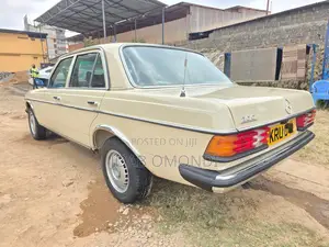 Mercedes-Benz 200E 1978 Ivory