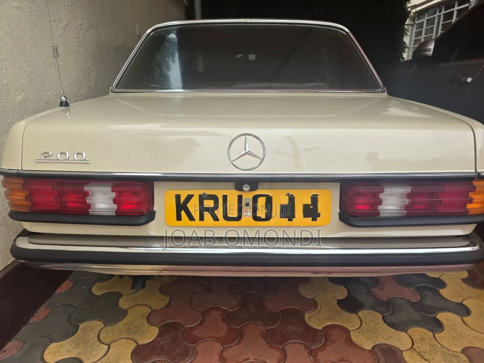 Mercedes-Benz 200E 1978 Ivory
