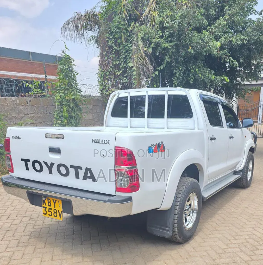 Toyota Hilux 2013 White